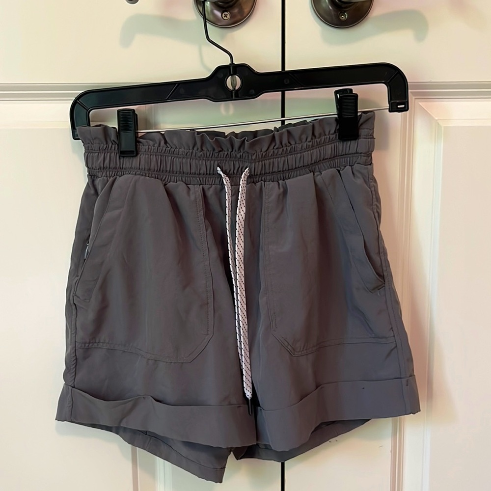 Elastic waist long shorts with pockets